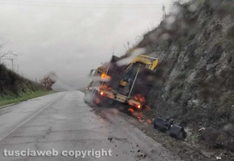 Viterbo - Autoarticolato fuori strada in località Tufelli
