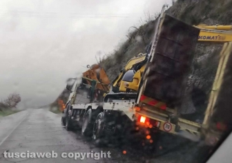 Viterbo - Autoarticolato fuori strada in località Tufelli