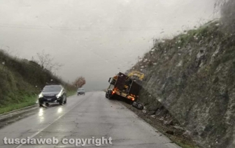 Viterbo - Autoarticolato fuori strada in località Tufelli