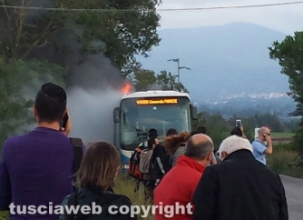 Autobus in fiamme sulla Commenda