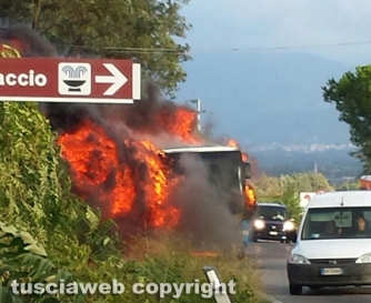 Autobus in fiamme sulla Commenda