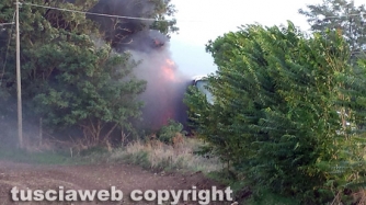 Autobus in fiamme sulla Commenda