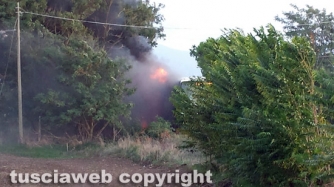 Autobus in fiamme sulla Commenda