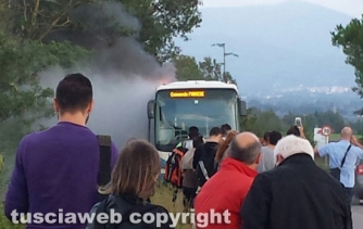 Autobus in fiamme sulla Commenda