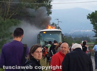 Autobus in fiamme sulla Commenda