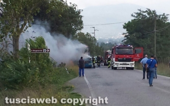 Autobus in fiamme sulla Commenda
