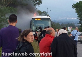 Autobus in fiamme sulla Commenda