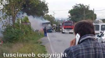 Autobus in fiamme sulla Commenda