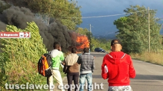Autobus in fiamme sulla Commenda