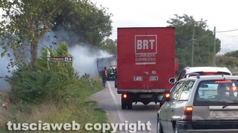 Autobus in fiamme sulla Commenda