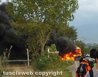 20151006161603Autobus in fiamme sulla Commenda