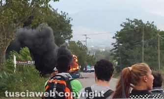 Autobus in fiamme sulla Commenda