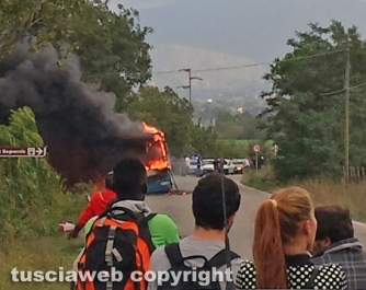 Autobus in fiamme sulla Commenda