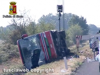 Autostrada del Sole - Autobus sbanda, 15 feriti