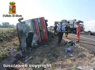 Autostrada del Sole - Autobus sbanda, 15 feriti