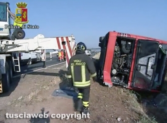 Autostrada del Sole - Autobus sbanda, 15 feriti