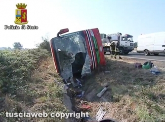 Autostrada del Sole - Autobus sbanda, 15 feriti