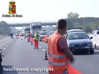 Autostrada del Sole - Autobus sbanda, 15 feriti
