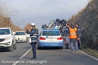Autocisterna si ribalta sulla Cassia nord
