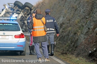 Autocisterna si ribalta sulla Cassia nord