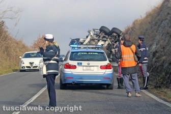 Autocisterna si ribalta sulla Cassia nord