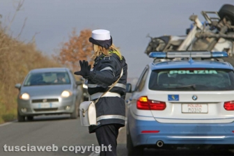 Autocisterna si ribalta sulla Cassia nord