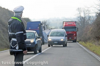 Autocisterna si ribalta sulla Cassia nord