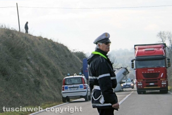 Autocisterna si ribalta sulla Cassia nord