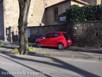 Viterbo - Parcheggio selvaggio a piazza Crispi
