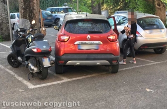 Viterbo - Auto parcheggiata sui posti riservati ai motorini alla Quercia
