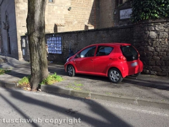 Viterbo - Parcheggio selvaggio a piazza Crispi