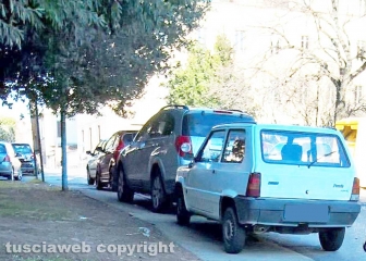 Viterbo - Parcheggi selvaggi in via del Paradiso