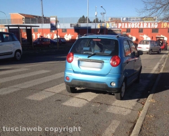 Viterbo - Parcheggio selvaggio in via Domenico Bastianini