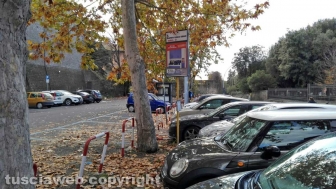 Viterbo - Il parcheggio di fronte a prato giardino Lucio Battisti