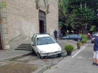 Viterbo - Lo strano "parcheggio" di una Renault a piazza Crispi