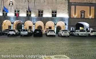 Viterbo - Parcheggio selvaggio a piazza del Comune