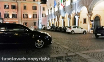 Viterbo - Parcheggio selvaggio a piazza del Comune