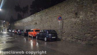 Viterbo - Il parcheggio in divieto di sosta a via I Maggio