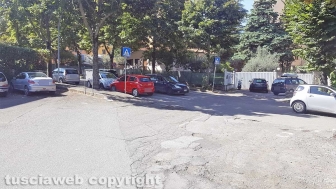 Viterbo - Auto parcheggiate in via Monte Cervino