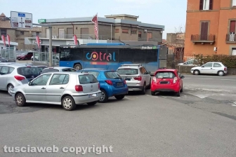 Viterbo - Parcheggio selvaggio in viale Armando Diaz