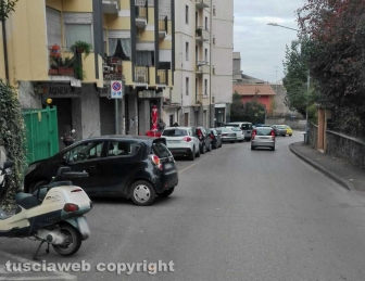 Viterbo - Parcheggio selvaggio in via Vicenza