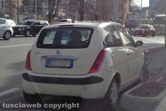 Viterbo - Via A. Diaz - Macchina parcheggiata sul marciapiede