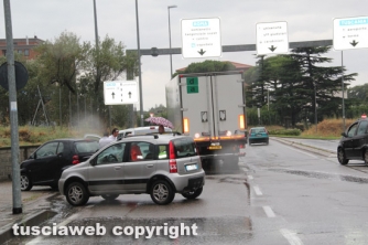 Autotreno sbanda