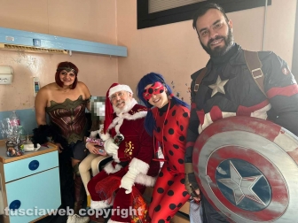 Viterbo - Babbo Natale al reparto Pediatria Belcolle