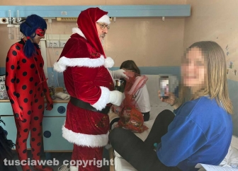 Viterbo - Babbo Natale al reparto Pediatria Belcolle