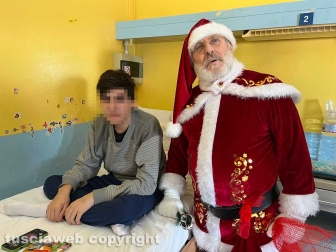 Viterbo - Babbo Natale al reparto Pediatria Belcolle