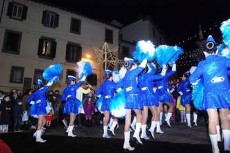 Babbo Natale, elfi e majorettes a piazza della Rocca
