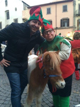 Babbo Natale, elfi e majorettes a piazza della Rocca