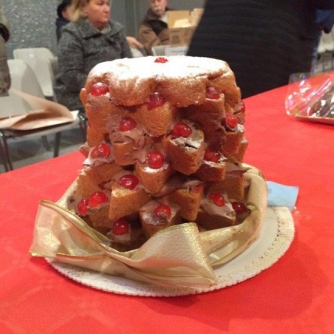 Babbo Natale, elfi e majorettes a piazza della Rocca