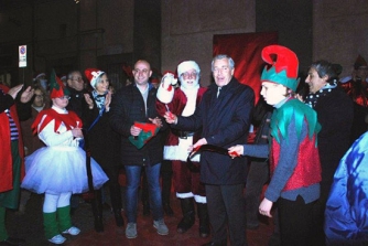 Babbo Natale, elfi e majorettes a piazza della Rocca